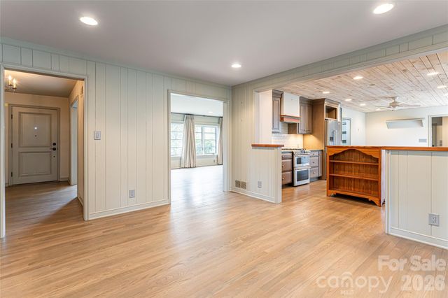 21 Pine Tree Circle, Asheville, NC 28804