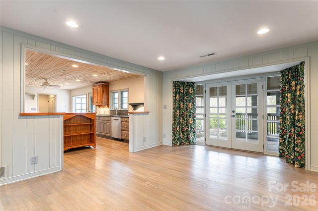 21 Pine Tree Circle, Asheville, NC 28804