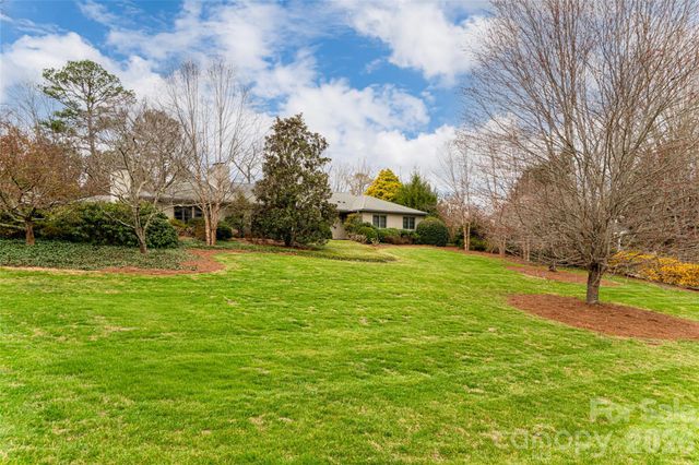 21 Pine Tree Circle, Asheville, NC 28804