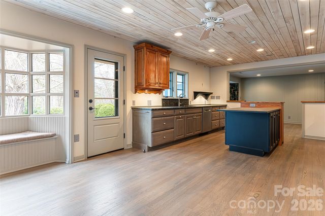 21 Pine Tree Circle, Asheville, NC 28804