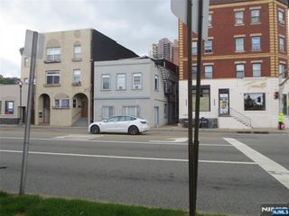 902 River Road 2, Edgewater, NJ 07020