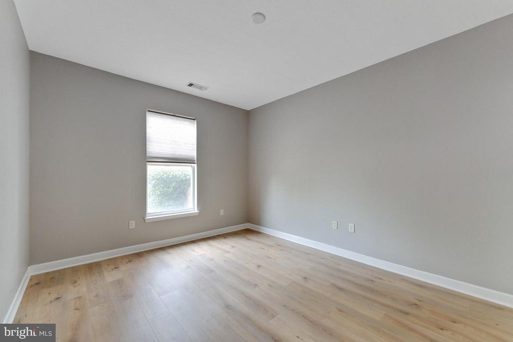 Image 17 of property listing at 501 HUNGERFORD DR #144, Rockville, MD 20850