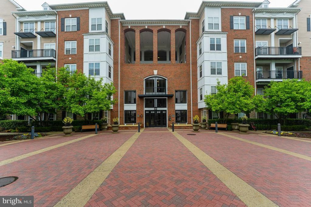 Image 2 of property listing at 501 HUNGERFORD DR #144, Rockville, MD 20850