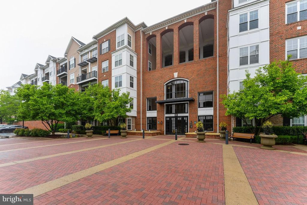 Image 3 of property listing at 501 HUNGERFORD DR #144, Rockville, MD 20850