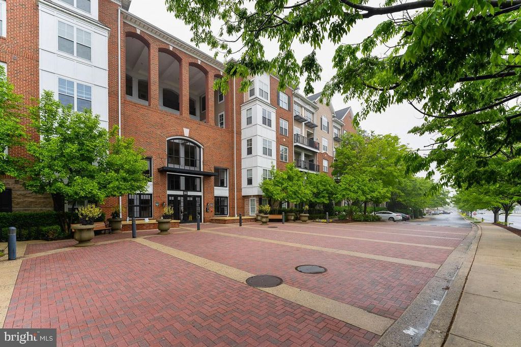 Image 4 of property listing at 501 HUNGERFORD DR #144, Rockville, MD 20850