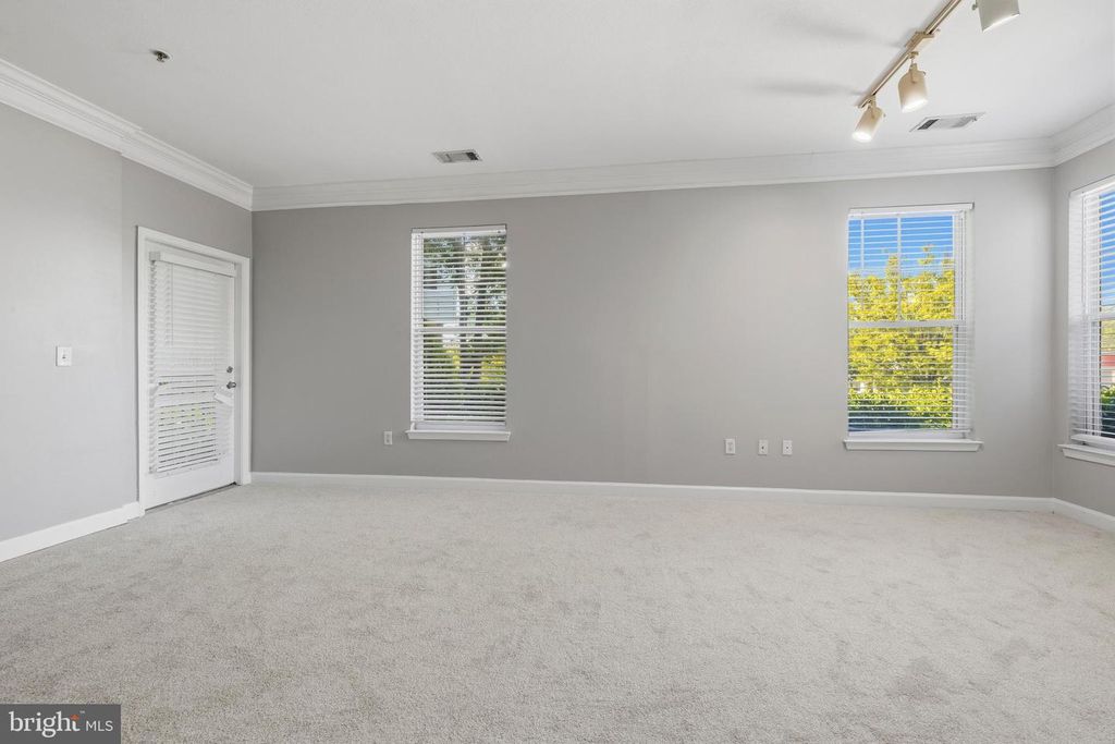 Image 7 of property listing at 501 HUNGERFORD DR #144, Rockville, MD 20850