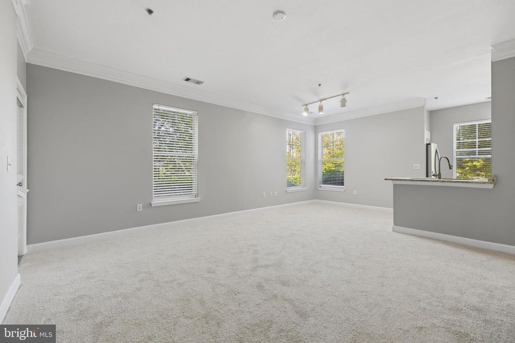Image 8 of property listing at 501 HUNGERFORD DR #144, Rockville, MD 20850