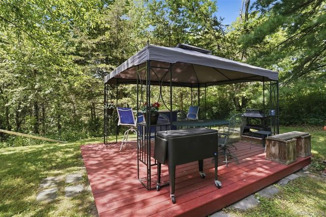 9 Rocky Road, Red Hook, NY 12571