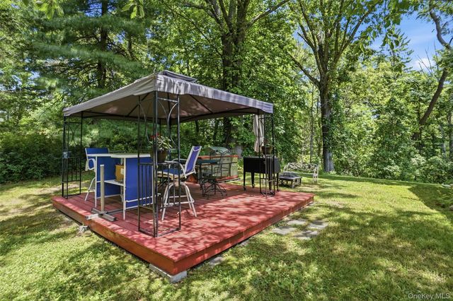 9 Rocky Road, Red Hook, NY 12571