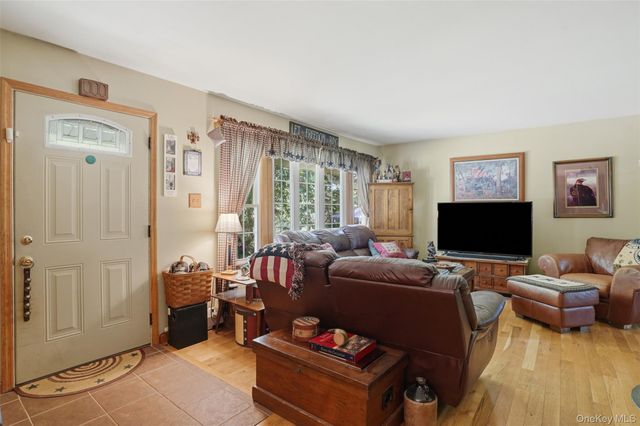 9 Rocky Road, Red Hook, NY 12571