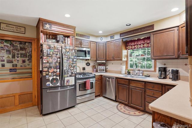 9 Rocky Road, Red Hook, NY 12571