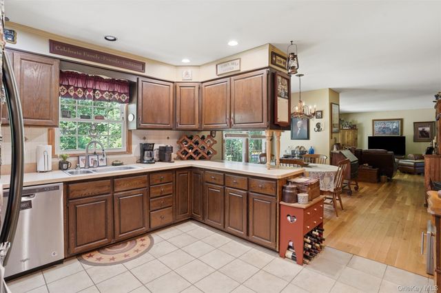9 Rocky Road, Red Hook, NY 12571