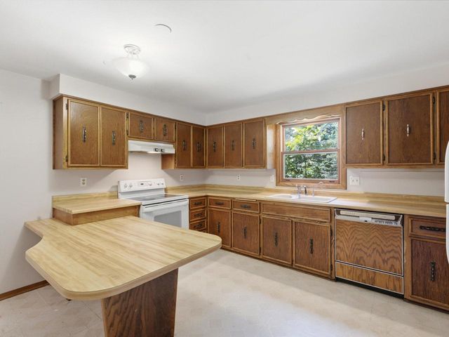 W6333 Burkshire LANE, Plymouth, WI 53073