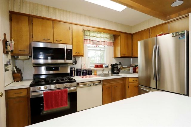 5 Anthony St, Acushnet, MA 02743
