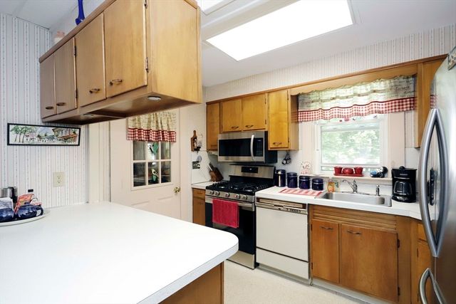 5 Anthony St, Acushnet, MA 02743