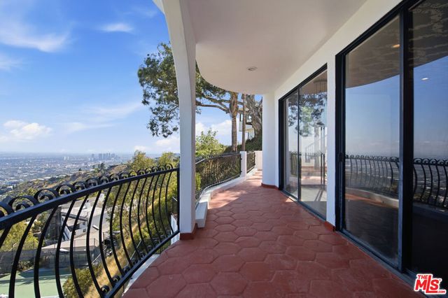 8908 Appian Way, Los Angeles, CA 90046