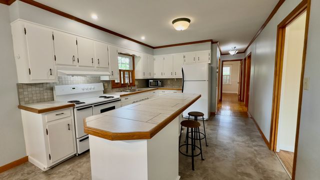 805 Fairlane Cir, Smithville, TN 37166