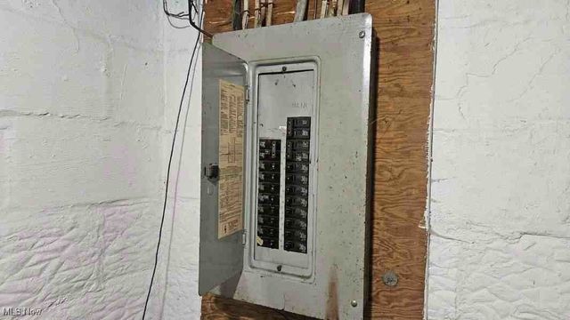 957 Bank Street, Akron, OH 44305