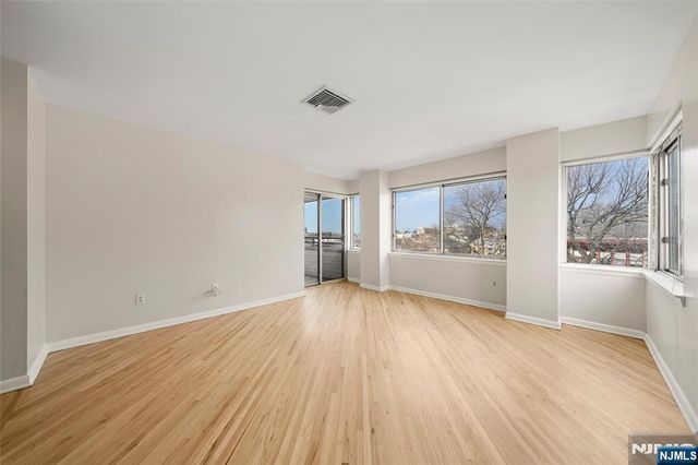 364 Palisade Avenue 5B, Cliffside Park, NJ 07010