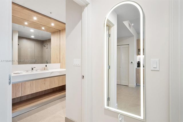 11 NE 6th St 1805, Miami, FL 33132