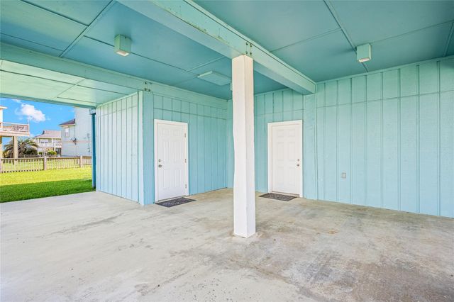 3225 Sea Castle Drive, Crystal Beach, TX 77650