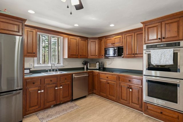 77 Thomas St, Middleboro, MA 02346