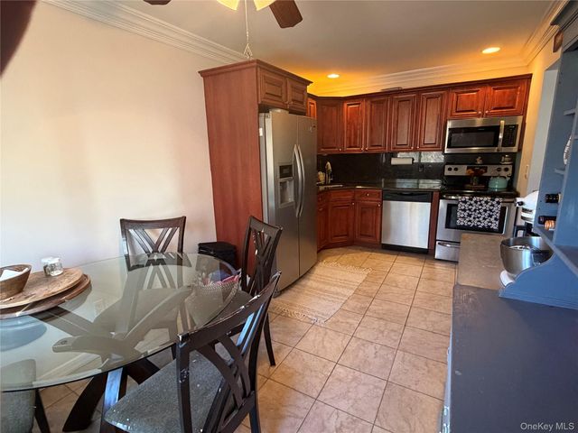 10 Smithtown Blvd Blvd Apt 7B, Smithtown, NY 11787