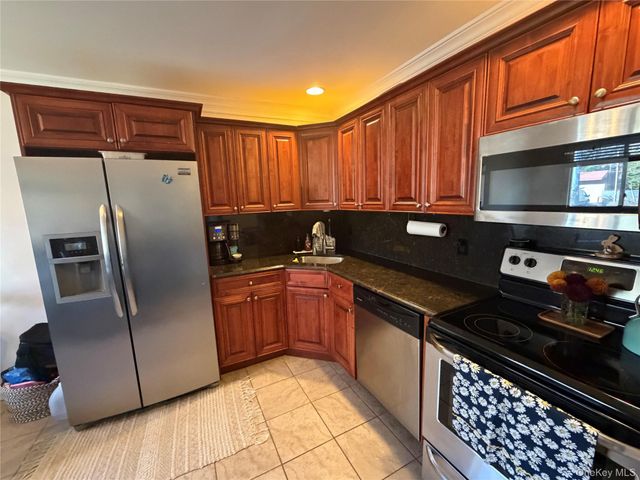10 Smithtown Blvd Blvd Apt 7B, Smithtown, NY 11787