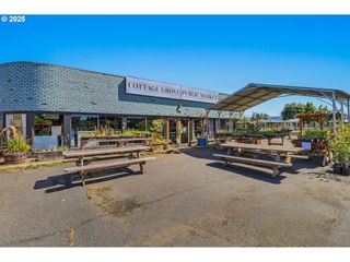 926 E MAIN St, Cottage Grove, OR 97424