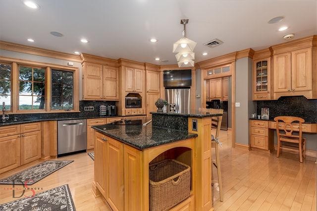 524 E Van Buren Street, Ottawa, IL 61350