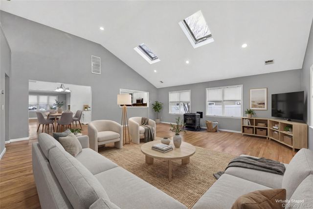 535 Brooklyn Boulevard, Brightwaters, NY 11718