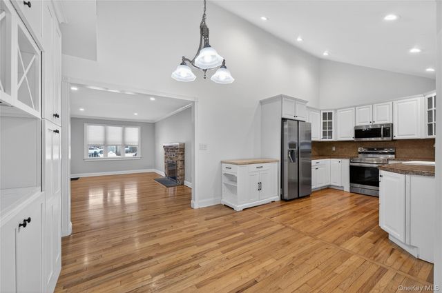 535 Brooklyn Boulevard, Brightwaters, NY 11718