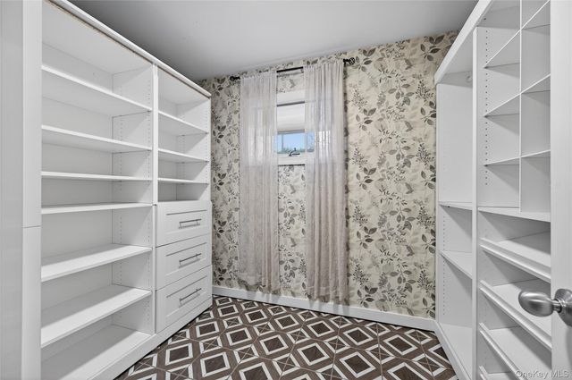 535 Brooklyn Boulevard, Brightwaters, NY 11718