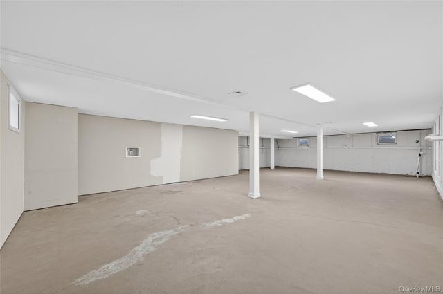 535 Brooklyn Boulevard, Brightwaters, NY 11718