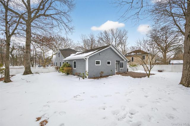 535 Brooklyn Boulevard, Brightwaters, NY 11718