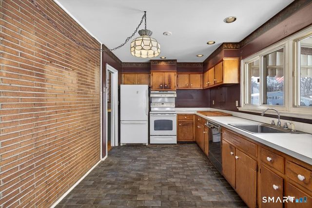 15 Ferndale Place, Stratford, CT 06614