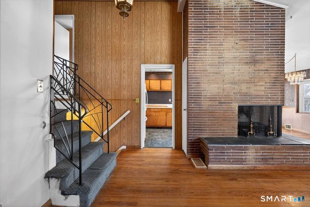 15 Ferndale Place, Stratford, CT 06614