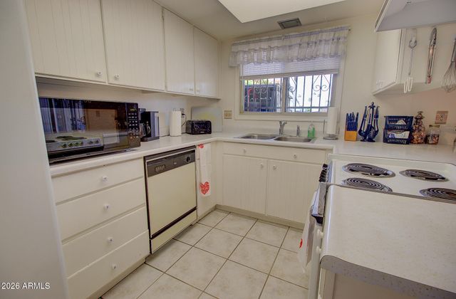 2868 E CLARENDON Avenue, Phoenix, AZ 85016