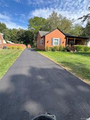 22618 BROOKDALE Street, Farmington, MI 48336