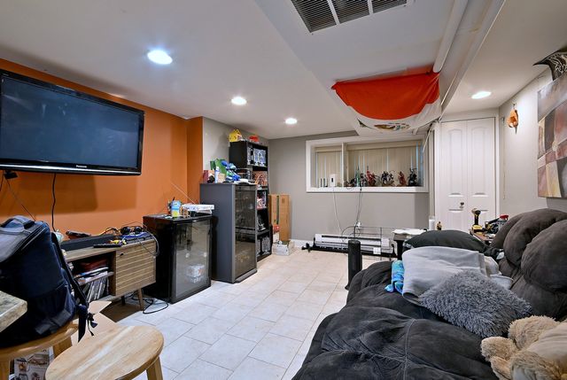 6306 W Holbrook Street, Chicago, IL 60646