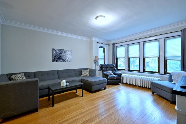 6306 W Holbrook Street, Chicago, IL 60646