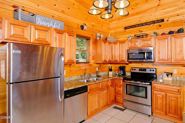 4827 Highland Place Way, Pigeon Forge, TN 37863