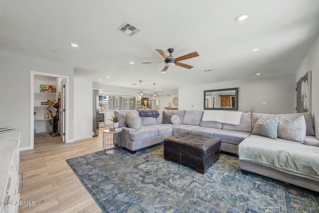 2802 E MISSION Lane, Phoenix, AZ 85028