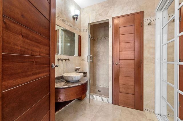 251 & 301 RECINTO SUR & SAN JUSTO, Old San Juan, PR 00901