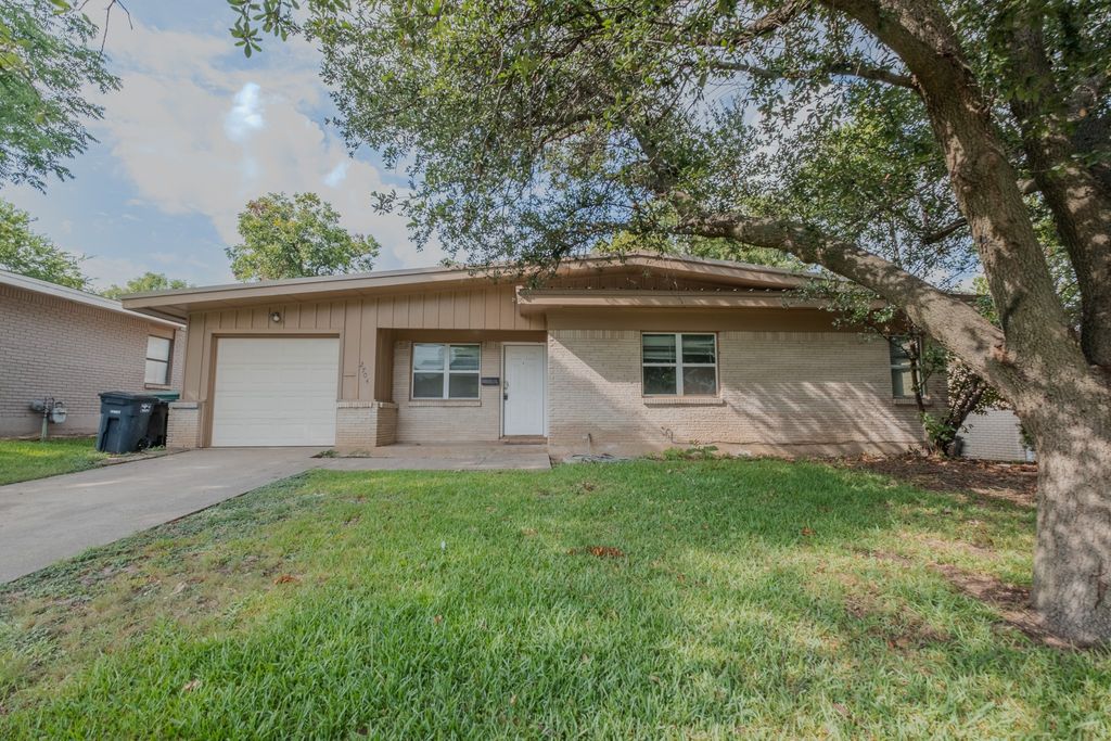 2704 Cordone Street, Fort Worth, TX 76133