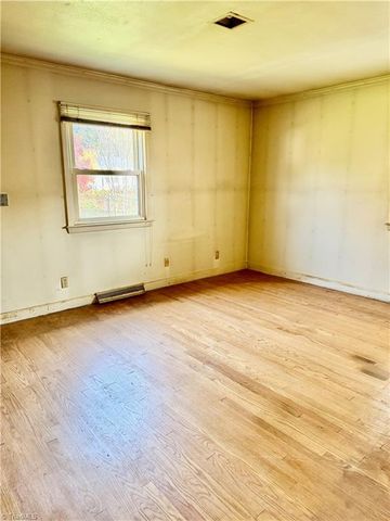 2914 CORNWALLIS Drive W, Greensboro, NC 27408