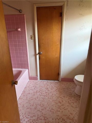 2914 CORNWALLIS Drive W, Greensboro, NC 27408