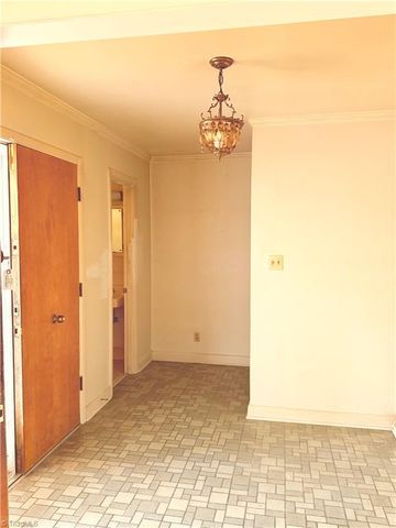 2914 CORNWALLIS Drive W, Greensboro, NC 27408