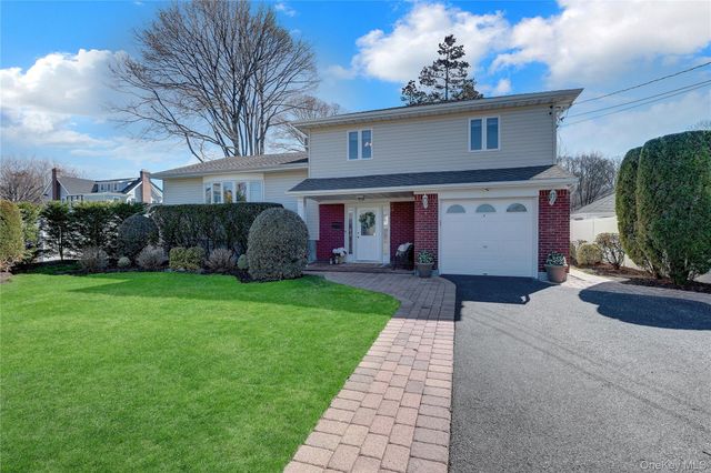 10 Dale Court, Massapequa, NY 11758