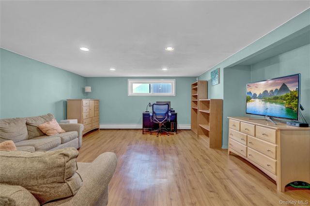 10 Dale Court, Massapequa, NY 11758